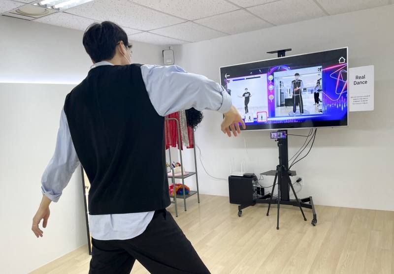 ▲ 연구센터 내에 마련된 리얼댄스 체험존에서 김 연구원이 직접 시범을 보이고 있다. (사진=KT)