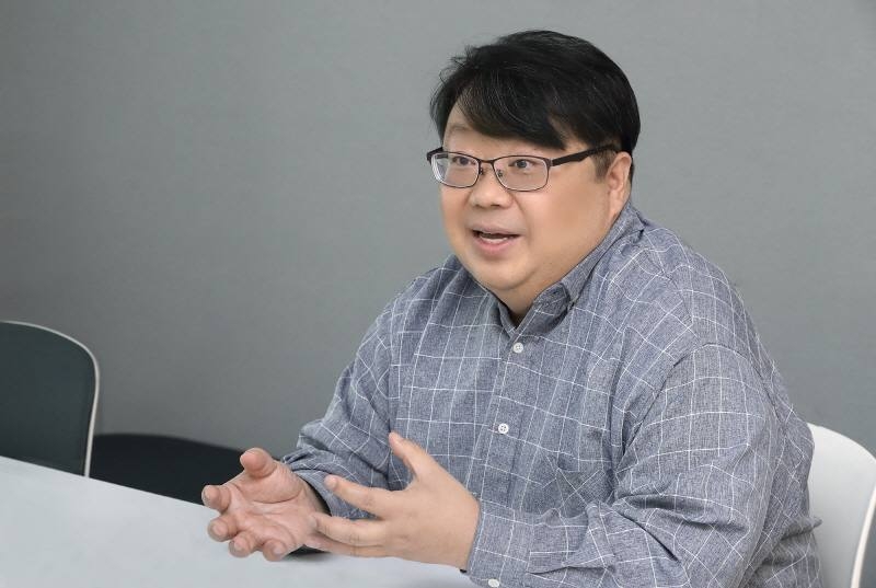 ▲ 장두성 KT AI2XL연구소 Large AI Core 담당 상무가 KT 초거대 AI의 특징을 소개하고 있다. (사진=KT)